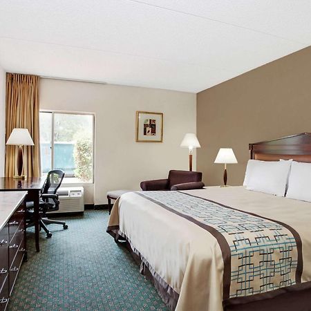 Days Inn By Wyndham Newport News City Center Oyster Point Bagian luar foto