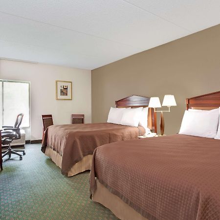 Days Inn By Wyndham Newport News City Center Oyster Point Bagian luar foto