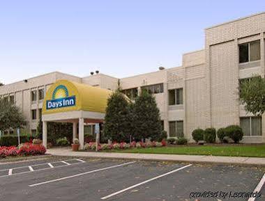 Days Inn By Wyndham Newport News City Center Oyster Point Bagian luar foto