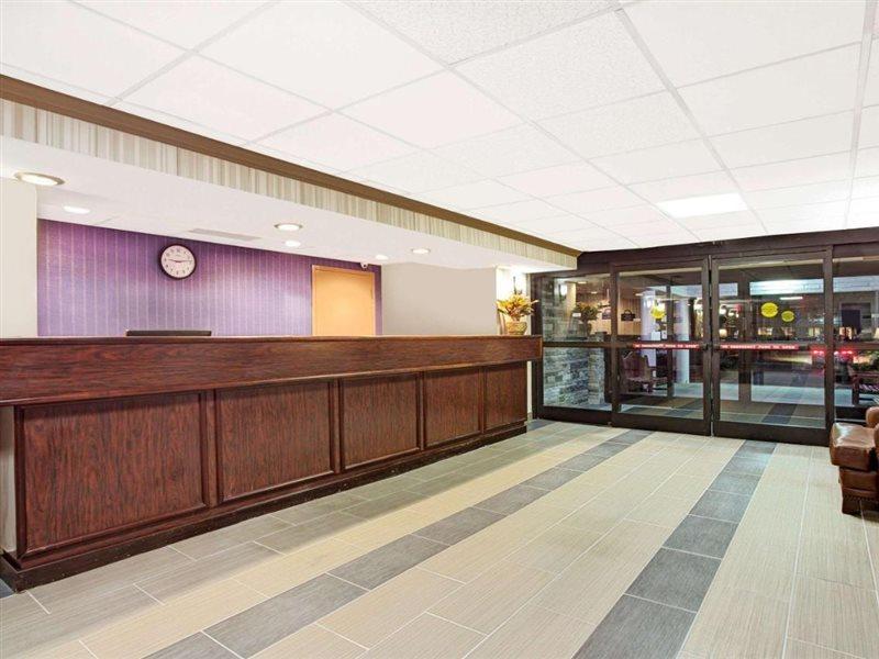 Days Inn By Wyndham Newport News City Center Oyster Point Bagian luar foto