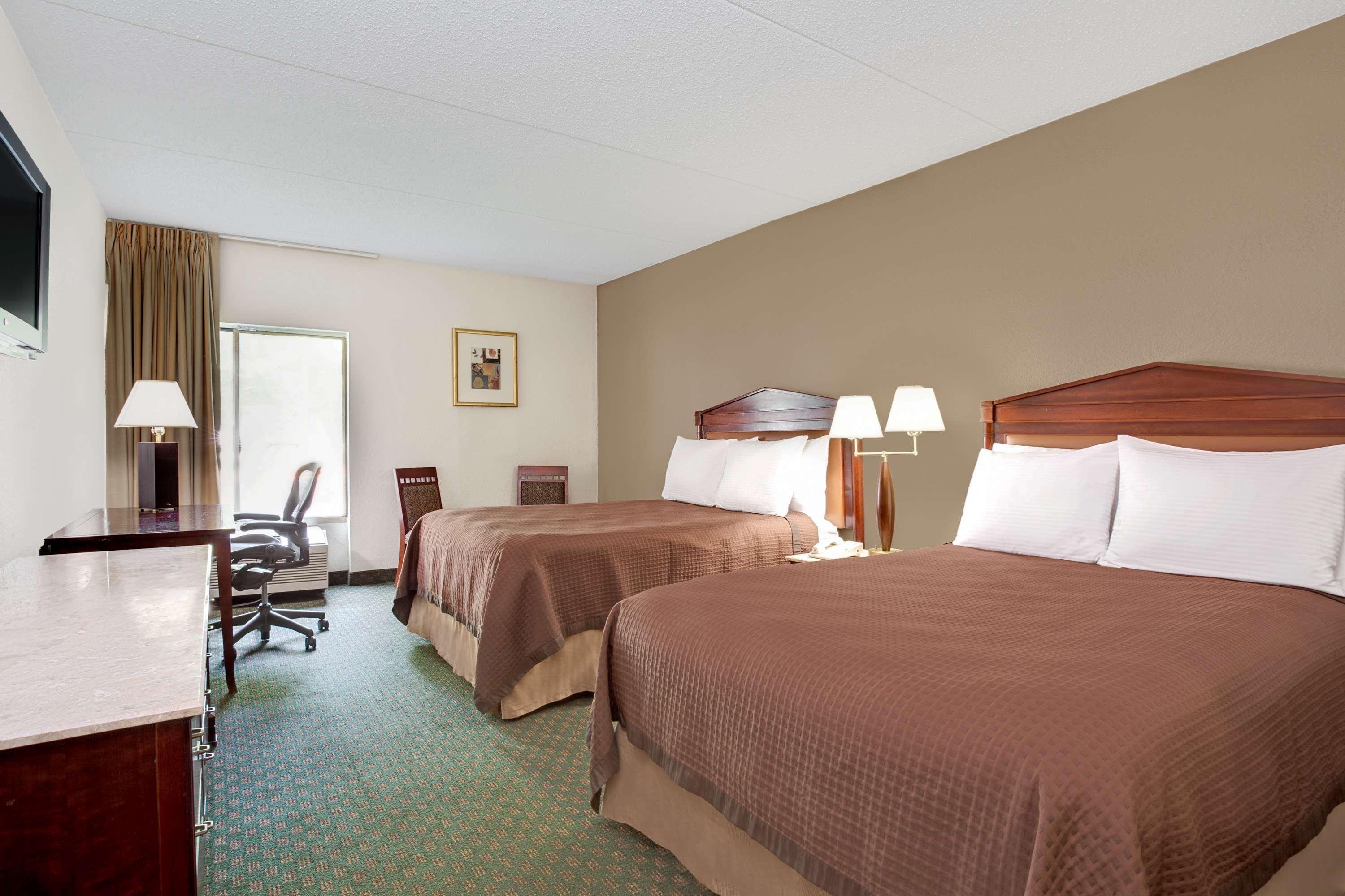 Days Inn By Wyndham Newport News City Center Oyster Point Bagian luar foto
