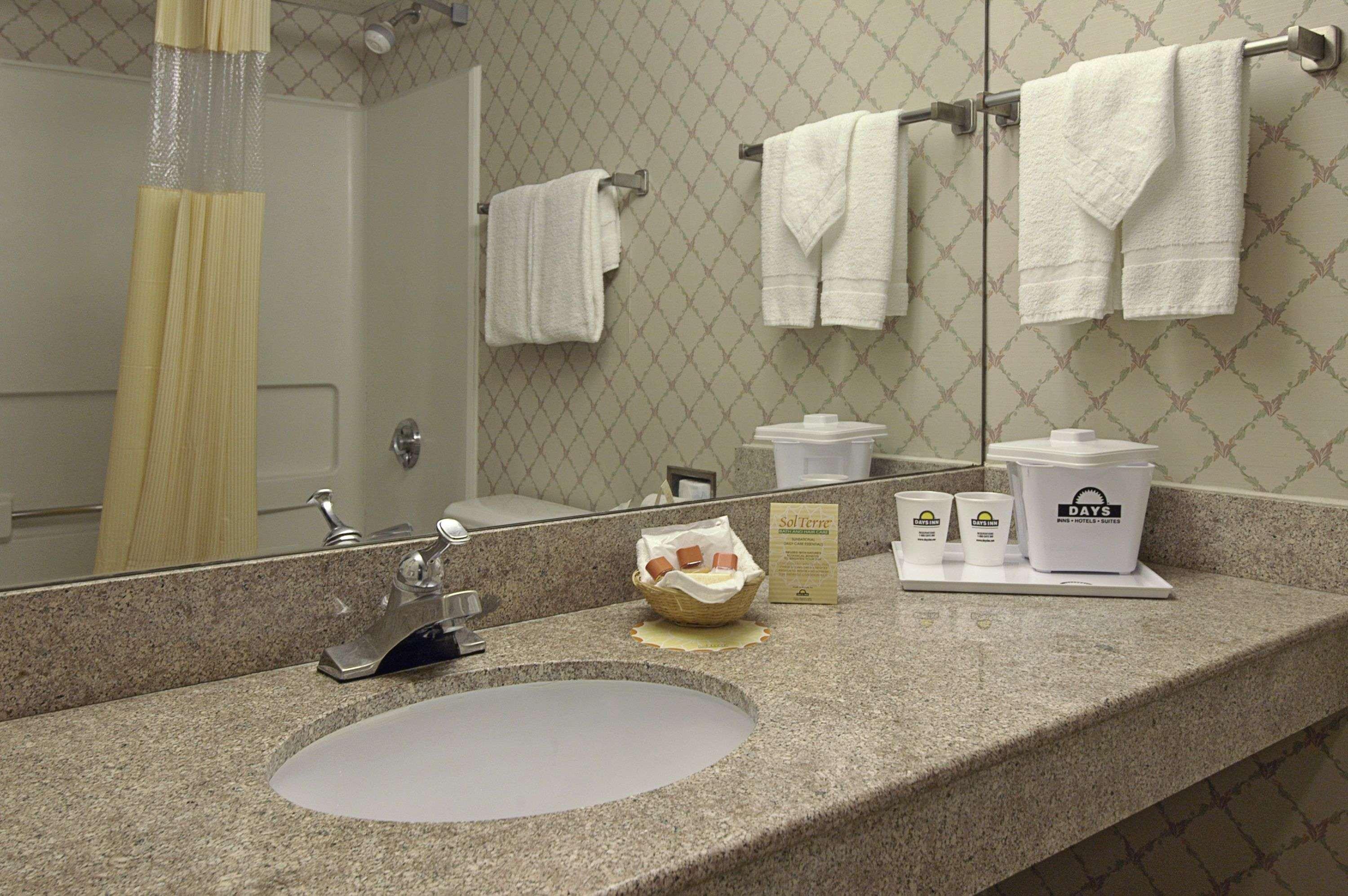 Days Inn By Wyndham Newport News City Center Oyster Point Bagian luar foto