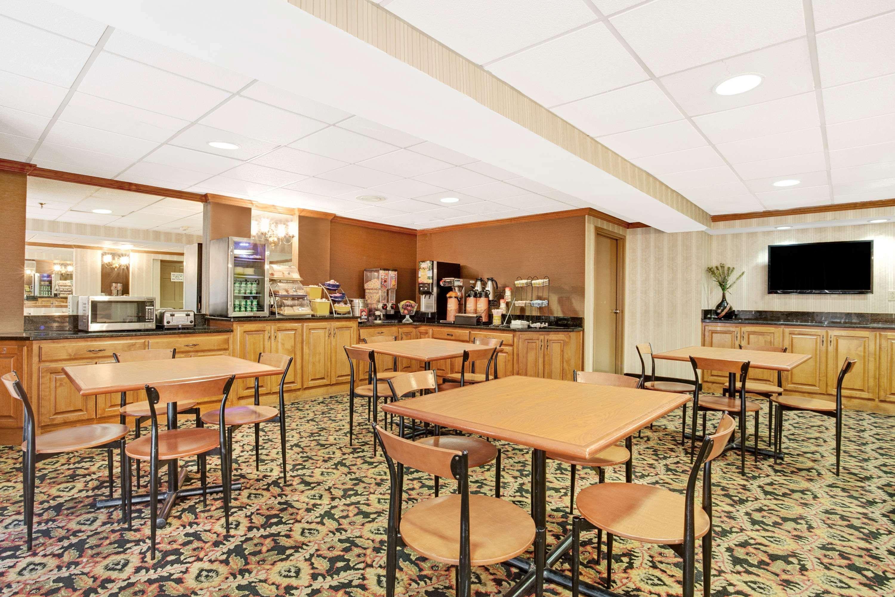 Days Inn By Wyndham Newport News City Center Oyster Point Bagian luar foto