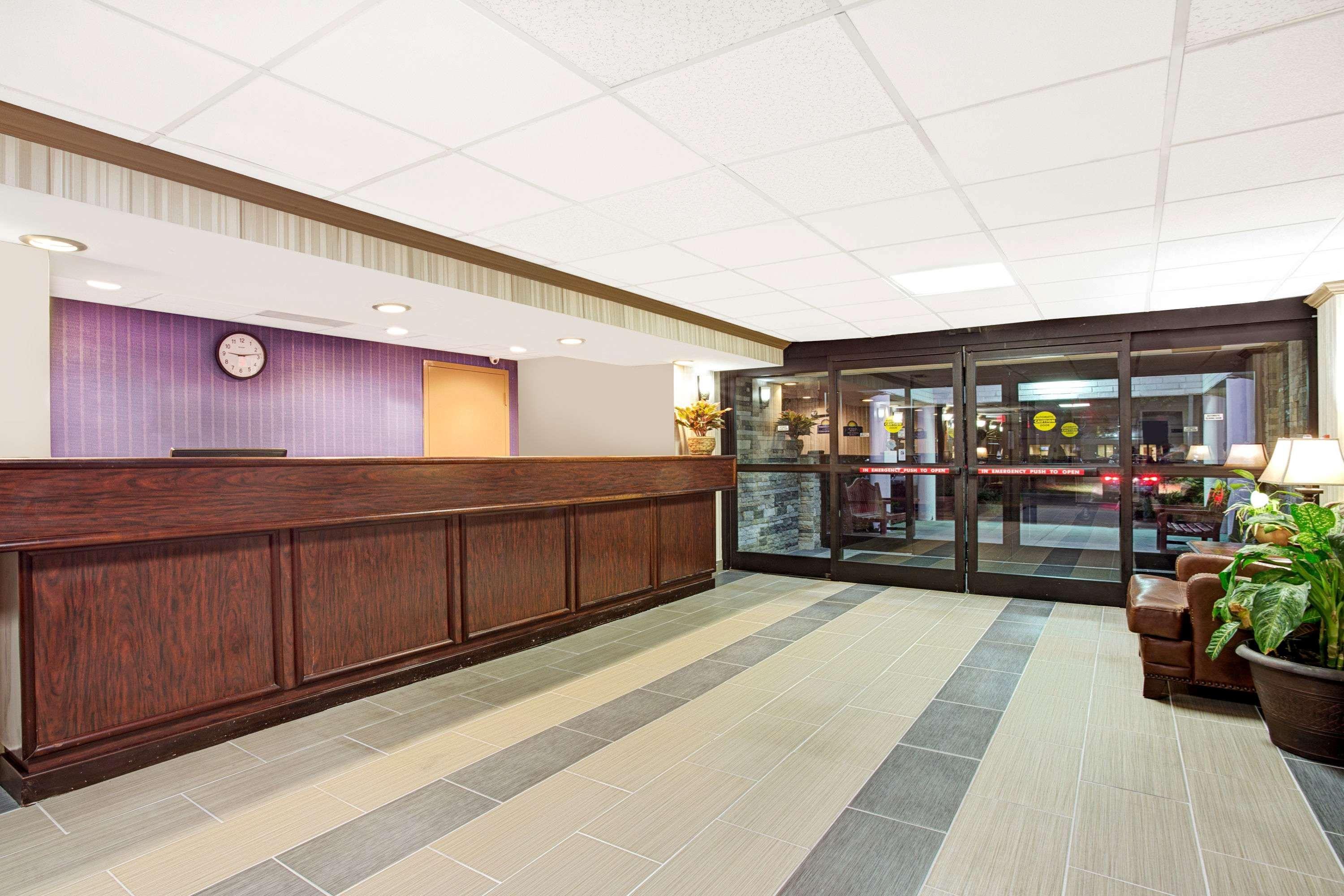 Days Inn By Wyndham Newport News City Center Oyster Point Bagian luar foto