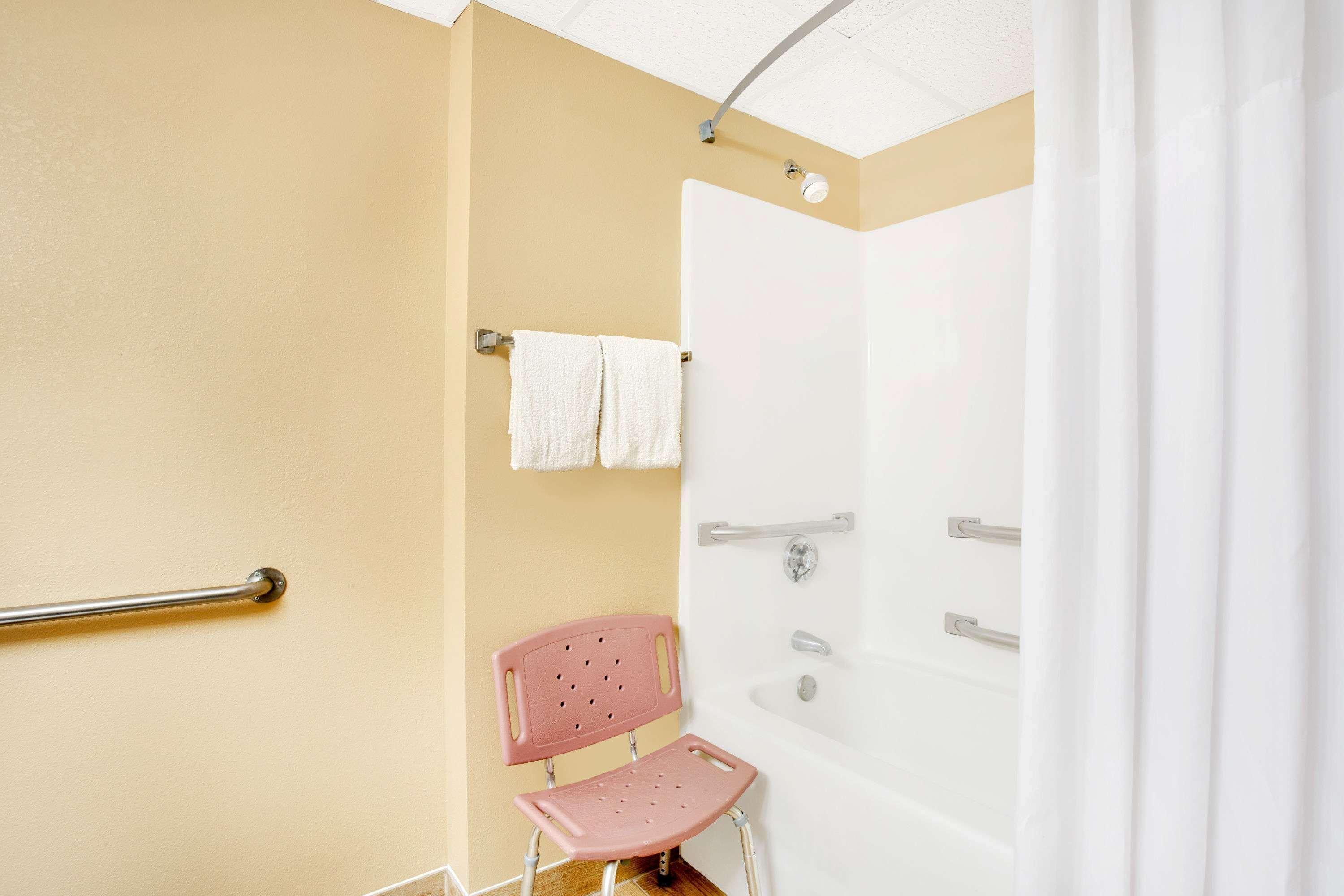 Days Inn By Wyndham Newport News City Center Oyster Point Bagian luar foto