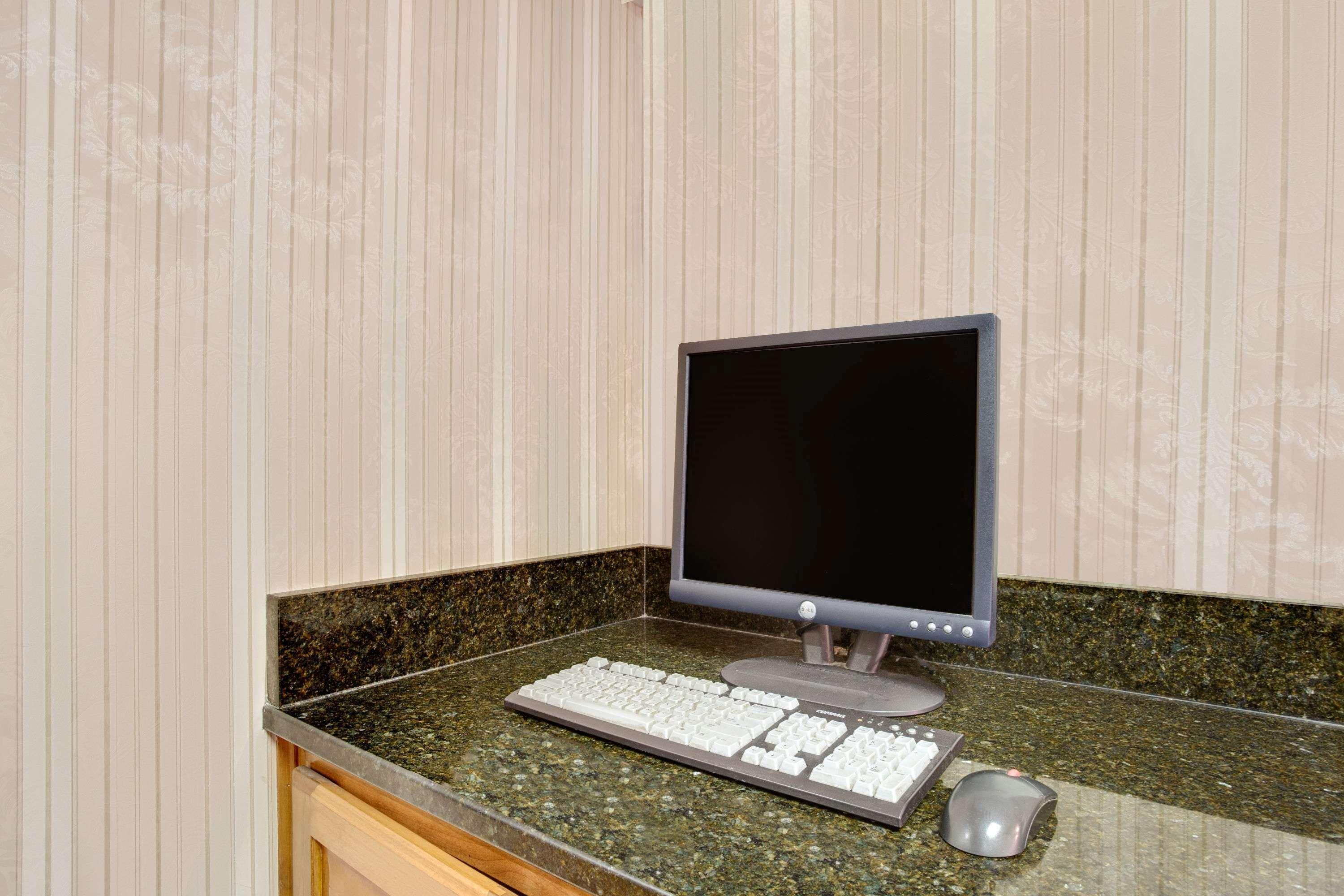 Days Inn By Wyndham Newport News City Center Oyster Point Bagian luar foto