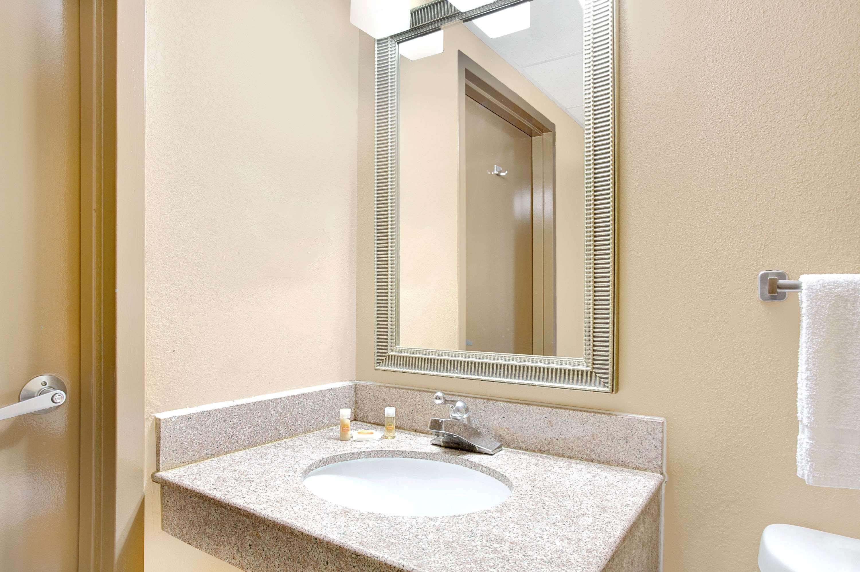 Days Inn By Wyndham Newport News City Center Oyster Point Bagian luar foto