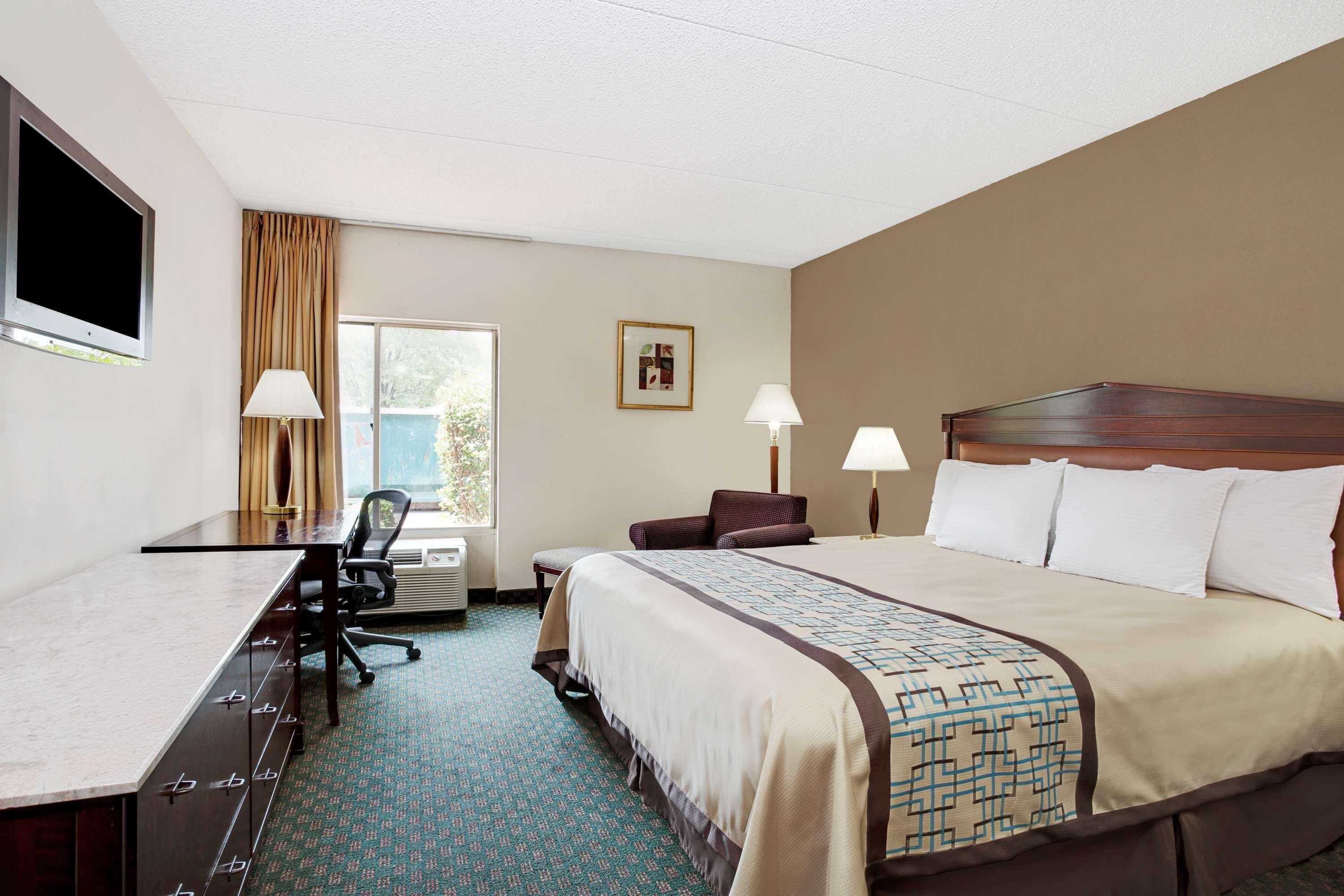 Days Inn By Wyndham Newport News City Center Oyster Point Bagian luar foto