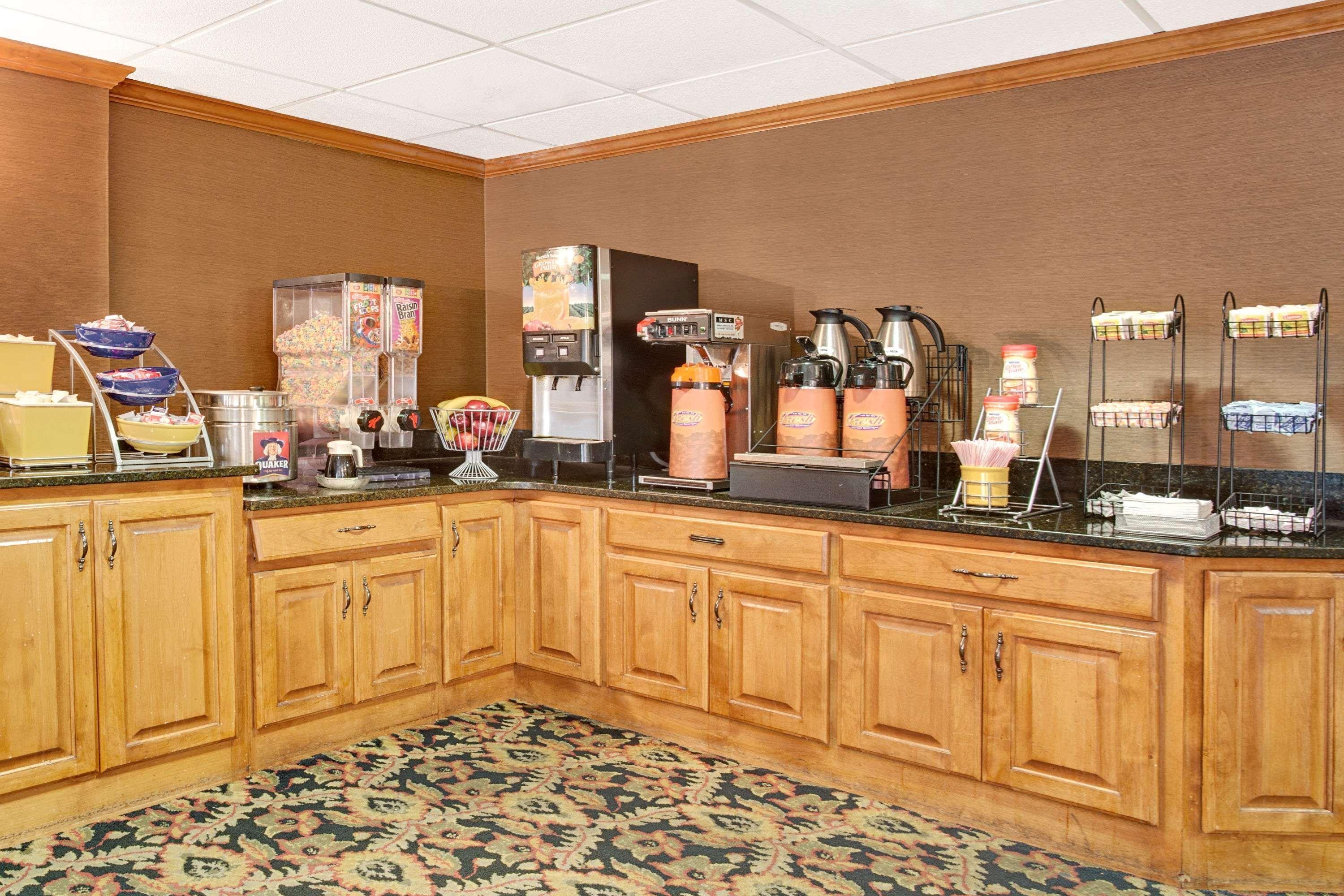 Days Inn By Wyndham Newport News City Center Oyster Point Bagian luar foto