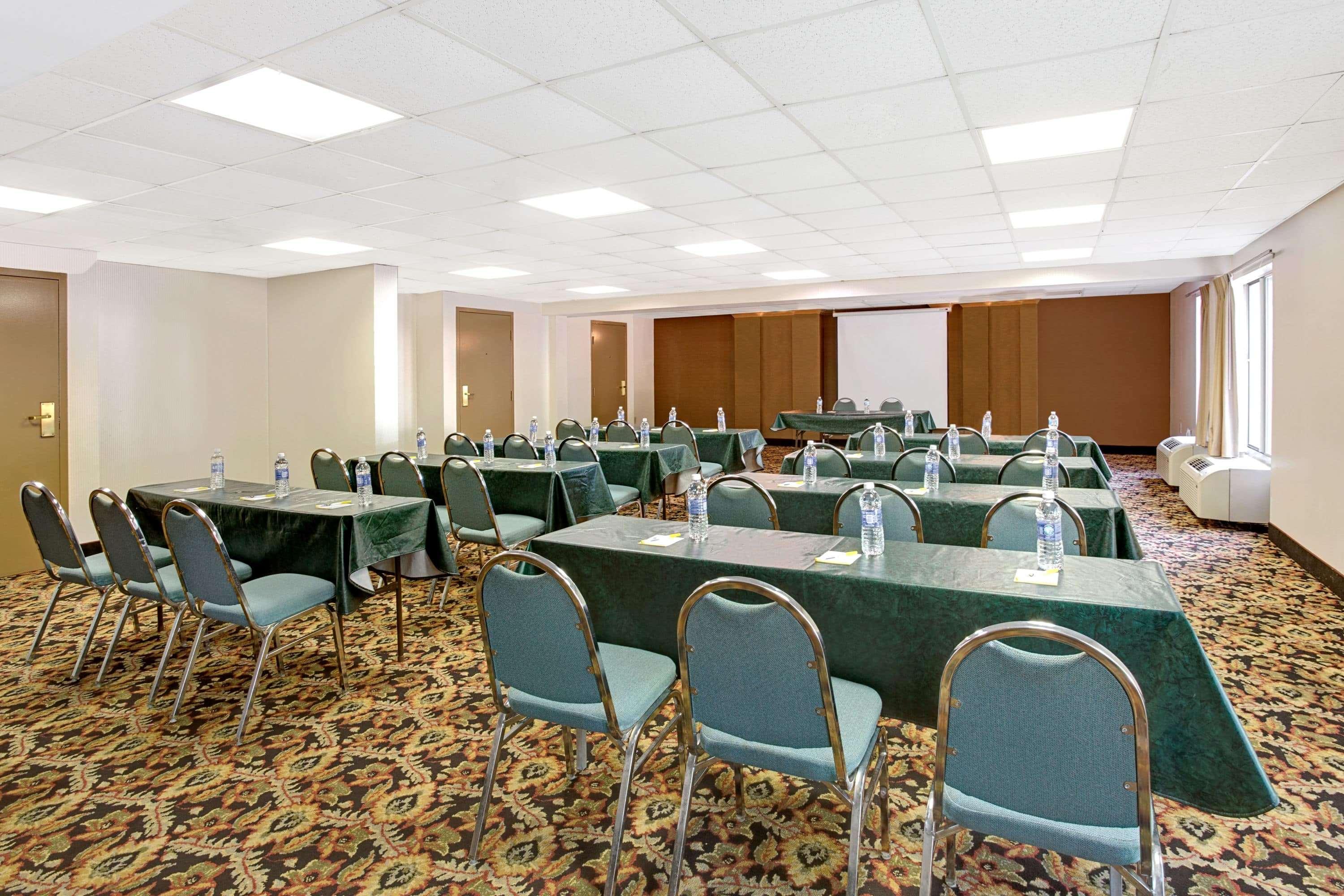 Days Inn By Wyndham Newport News City Center Oyster Point Bagian luar foto
