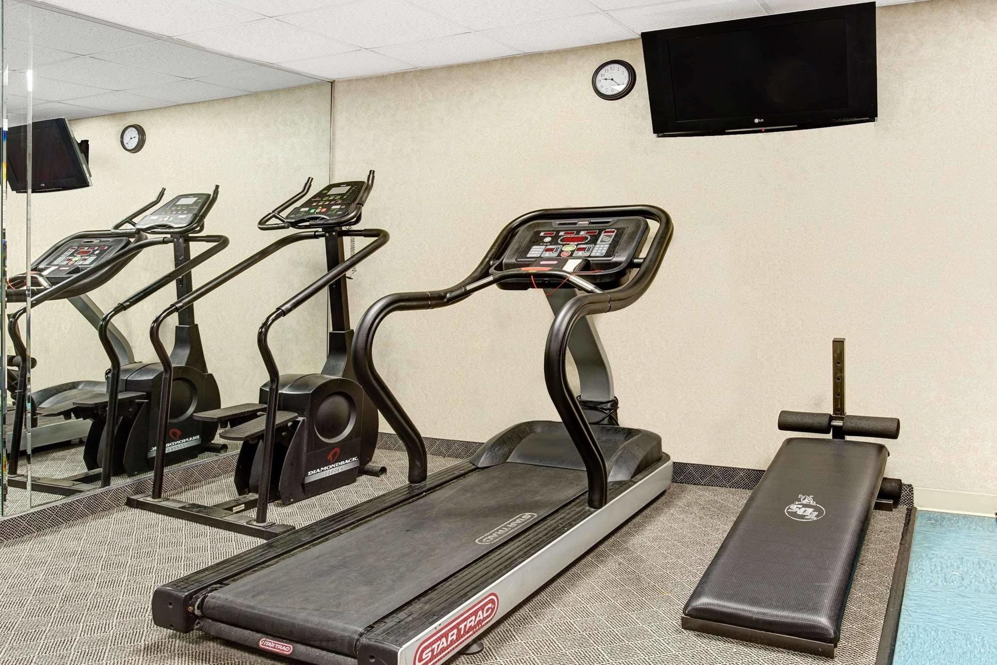 Days Inn By Wyndham Newport News City Center Oyster Point Bagian luar foto